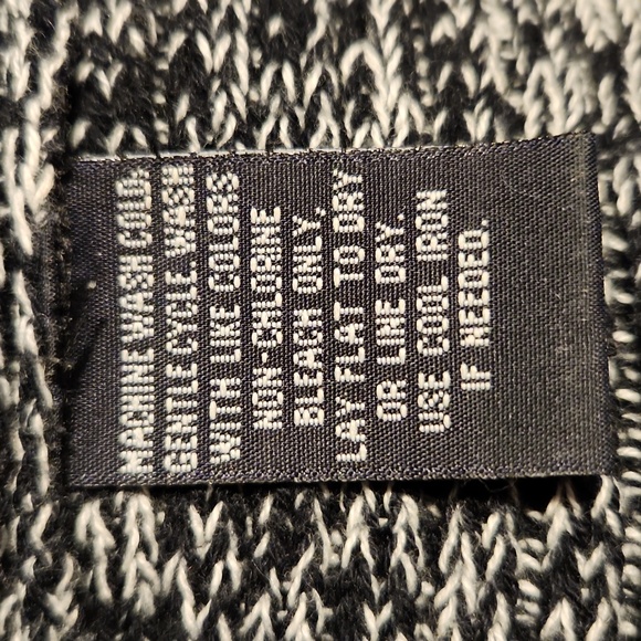 Derek heart sweater size small - Picture 9 of 9